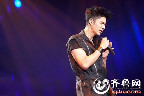 成方圆登临《歌声传奇》 袁成杰“思念成殇”