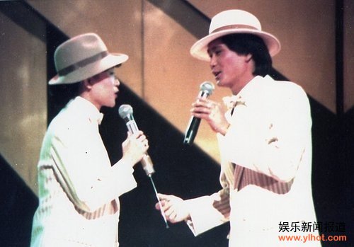 凤飞飞镜头前谈亲情 弟弟去世心痛不已